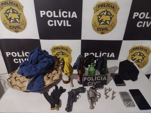 armas, bebidas e outros dispositivos apreendidos após ataques no RN