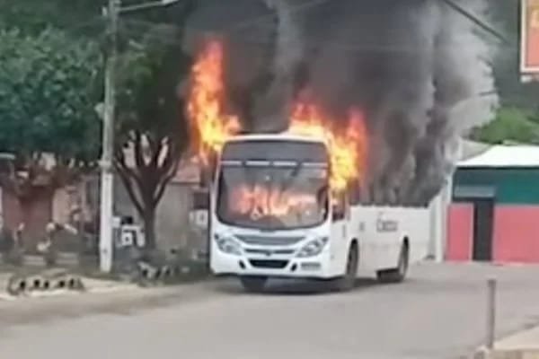 onibus-incendiado-em-natal-600×400 (1)