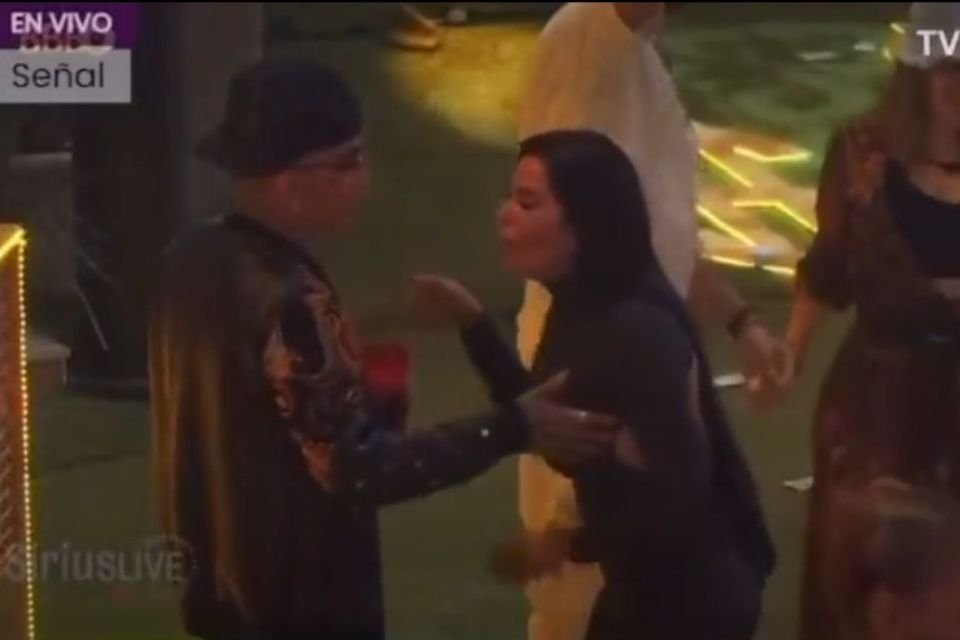 Internautas dizem que MC Guimê tentou apalpar seios de Dania