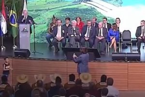 Vídeo: menino interrompe discurso de Lula e fala de preço da picanha