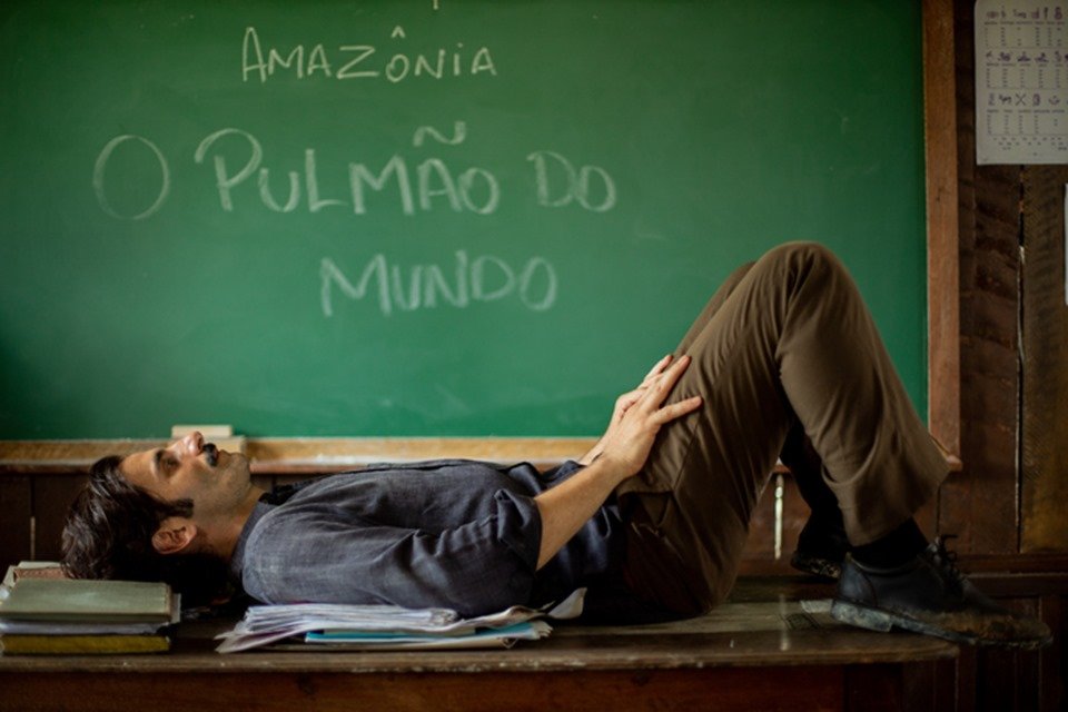 Foto colorida de Flávio Tolezani, o Victor, na série da Prime Video Dom - Metrópoles