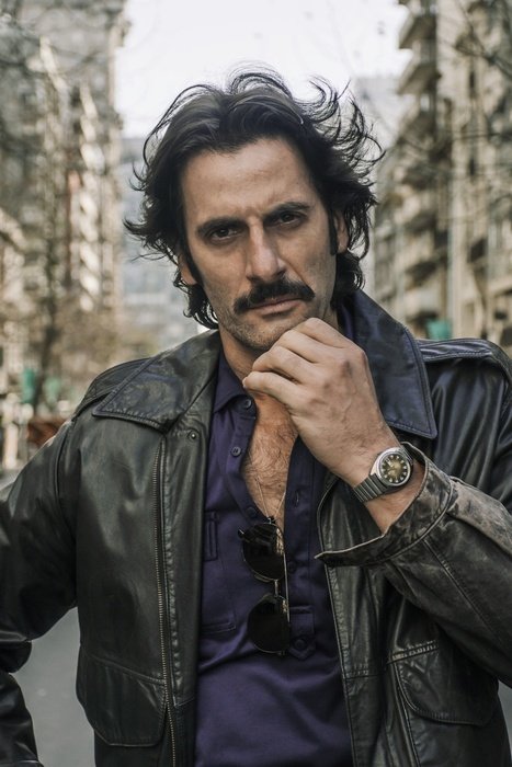 Foto colorida de Flávio Tolezani, o Victor, na série da Prime Video Dom - Metrópoles