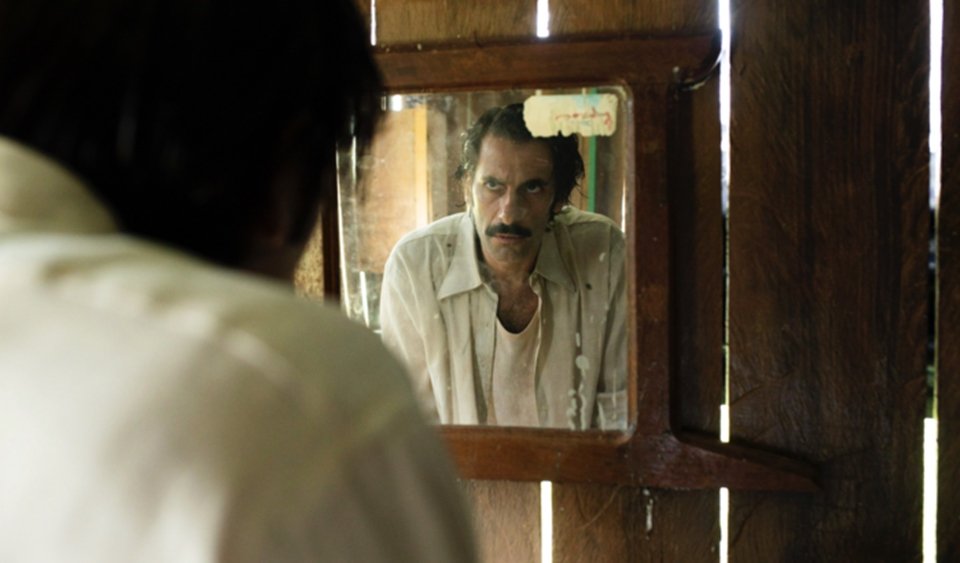 Foto colorida de Flávio Tolezani, o Victor, na série da Prime Video Dom - Metrópoles