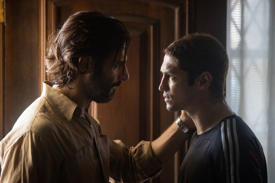Foto colorida de Flávio Tolezani, o Victor, e Gabriel Leone, o Dom, na série da Prime Video Dom - Metrópoles