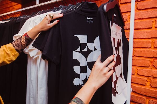 Na imagem com cor, camiseta da Dane-se - Metrópoles