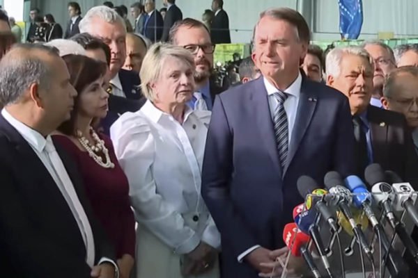 Deputada Professora Dorinha Tocantins ao lado Bolsonaro - Metrópoles