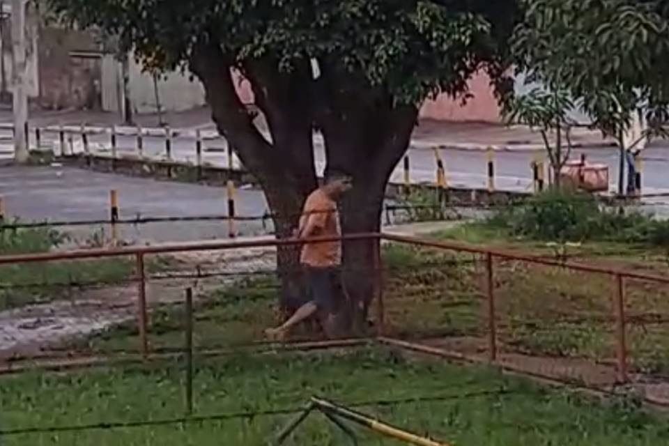 Vídeo Homem é Flagrado Se Masturbando Em Porta De Escola No Df Metrópoles 