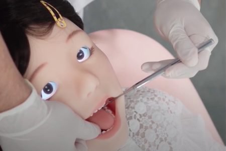 Imagem colorida mostra que Dentistas usam robô para treinar - Metrópoles