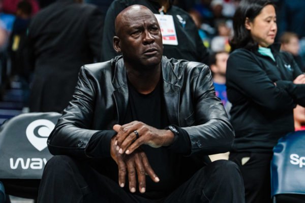 Michael Jordan está negociando a venda de time da NBA, diz jornalista