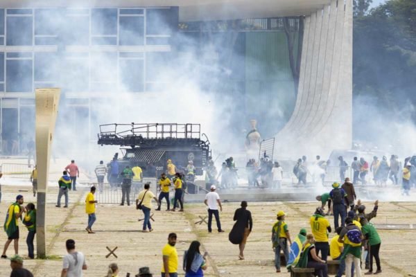 Bolsonaristas invadem depredam prédios públicos em manifestação antidemocrática. Manisfestantes apoiadores do governo Bolsonaro cercam veículo blindado do COT na praça dos Três Poderes