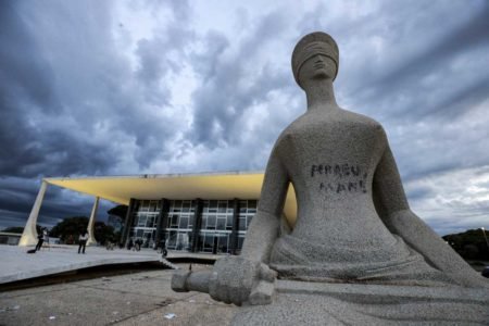 Estátua da Justiça com pichação "perdeu mané". Vidraças quebradas, estátuas jogadas, pichações e muita destruição nas dependências do Supremo Tribunal Federal (STF) - Metrópoles