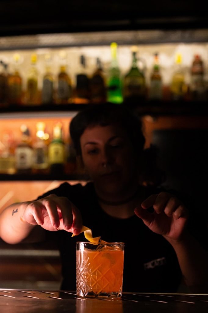 Na foto, um drinque sendo feito - Metrópoles