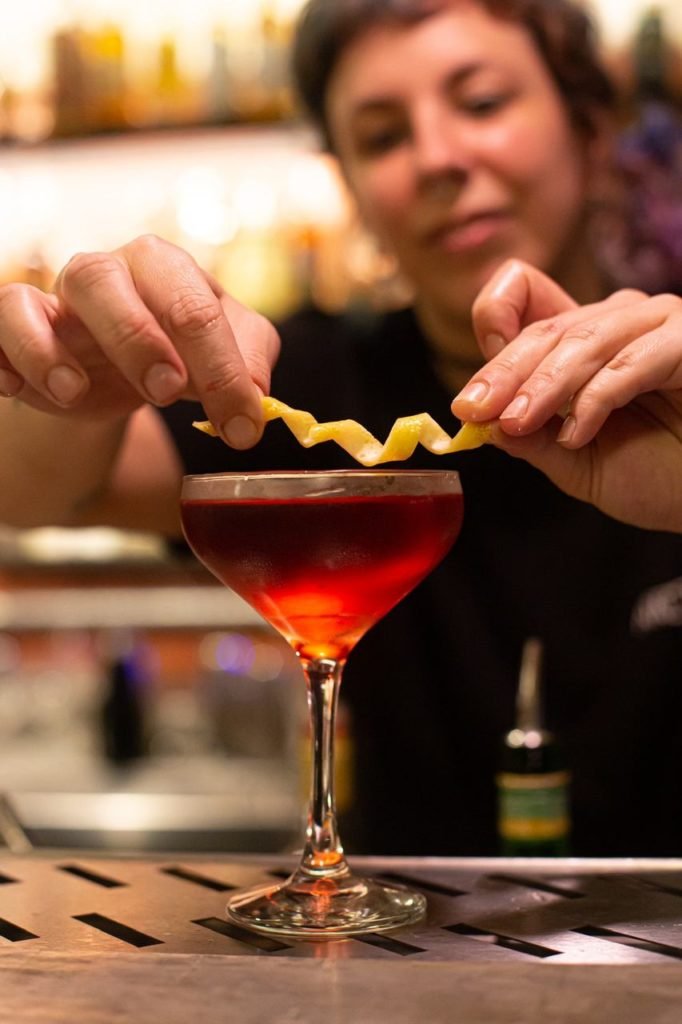 Na foto, um drinque sendo feito - Metrópoles