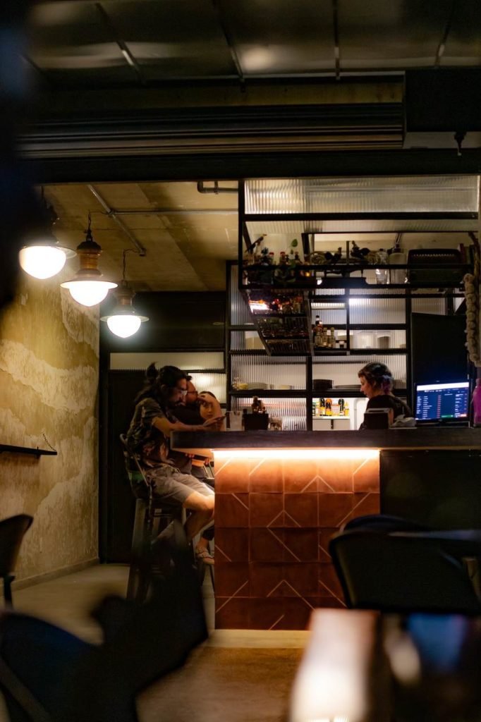 Na foto, um drinque sendo feito - Metrópoles