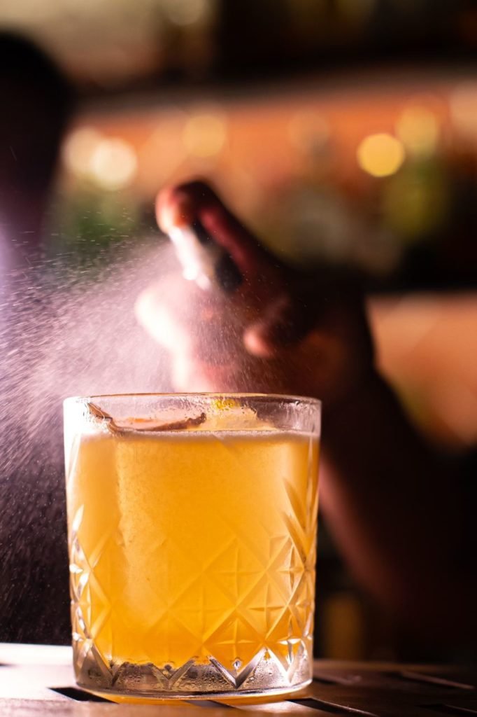 Na foto, um drinque sendo feito - Metrópoles