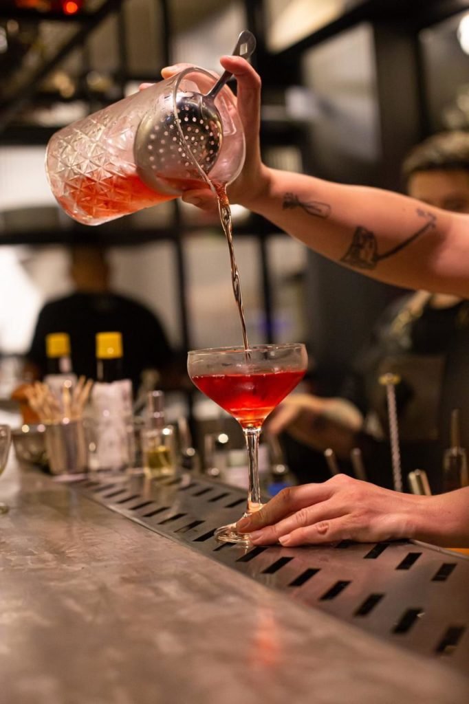 Na foto, um drinque sendo feito - Metrópoles