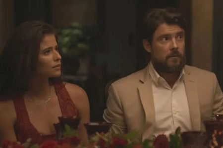 Imagemn colorida de Candoca e José Mendes, personagens da novela Mar do Sertão - Metrópoles
