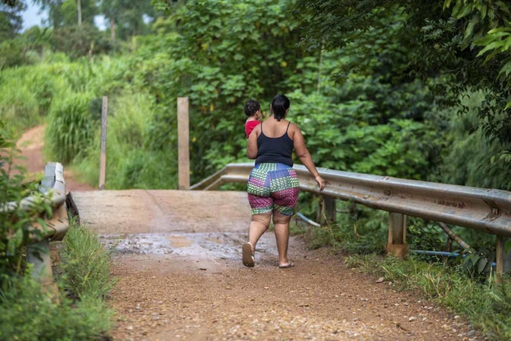 Mulher atravessa a ponte na região da Ponte Alta sul - Metrópoles