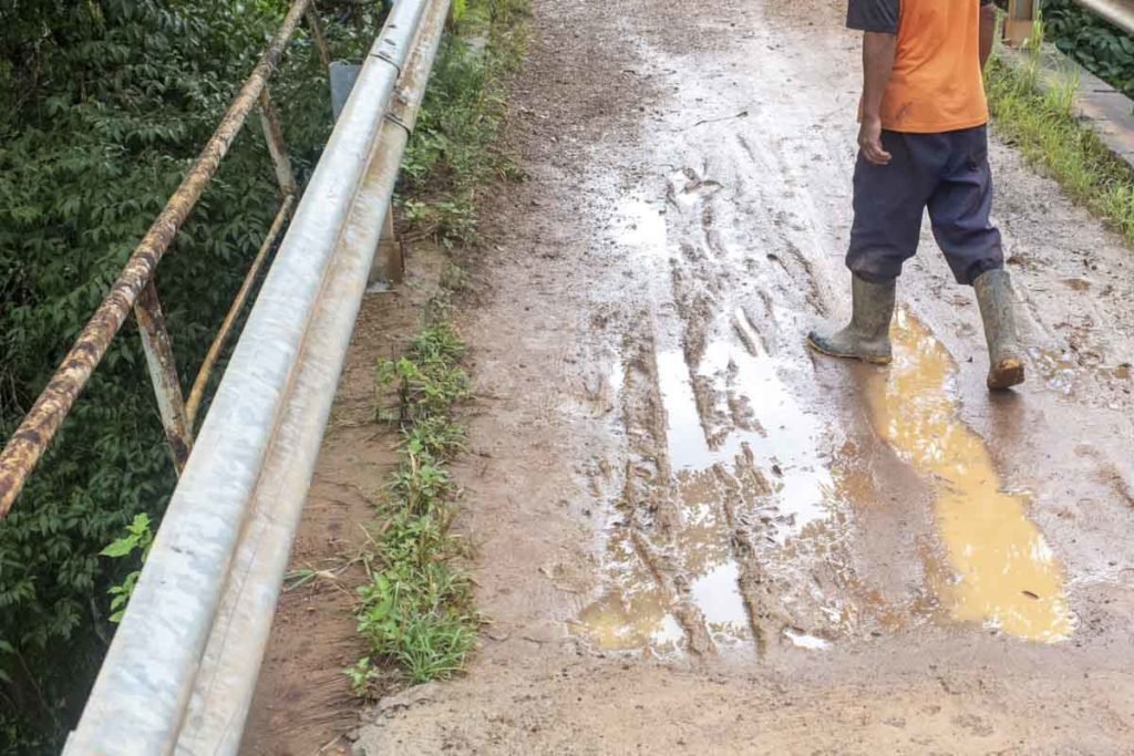 homem atravessa a ponte na região da Ponte Alta sul - Metrópoles