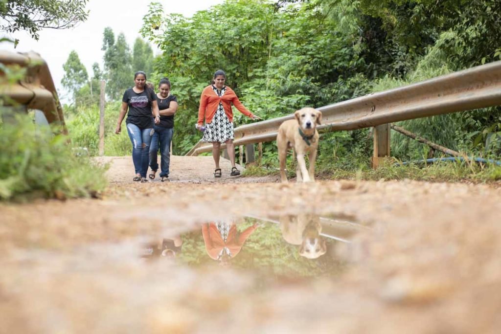 Família atravessa a ponte na região da Ponte Alta sul - Metrópoles