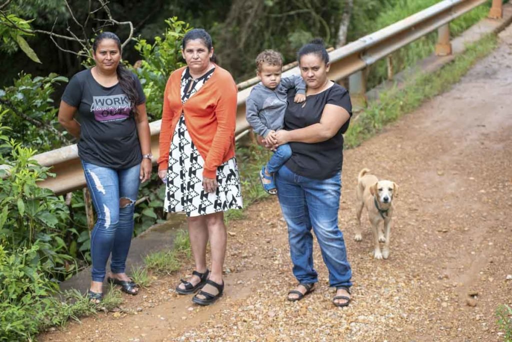 Família posa para foto ao lado da ponte na região da Ponte Alta sul - Metrópoles