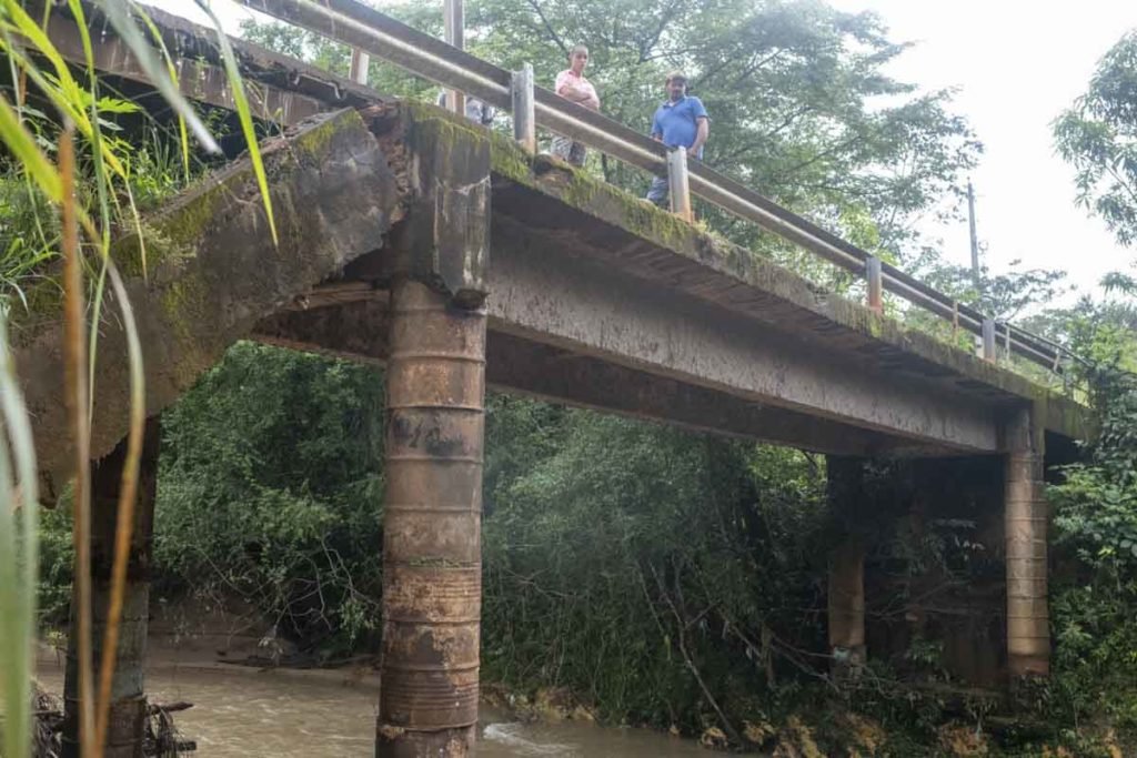 Família posa para foto ao lado da ponte na região da Ponte Alta sul - Metrópoles