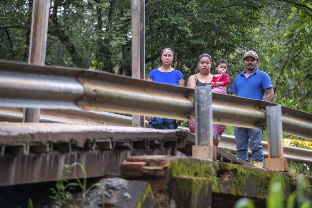Família posa para foto ao lado da ponte na região da Ponte Alta sul - Metrópoles