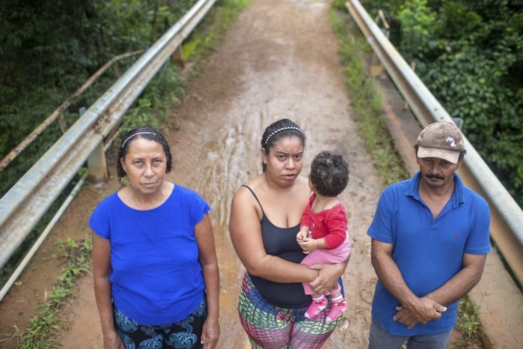 Família posa para foto ao lado da ponte na região da Ponte Alta sul - Metrópoles