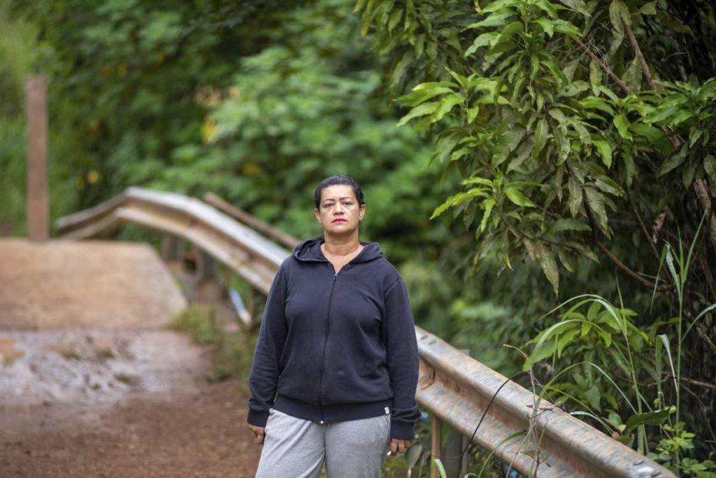 Mulher posa para foto ao lado da ponte na região da Ponte Alta sul - Metrópoles