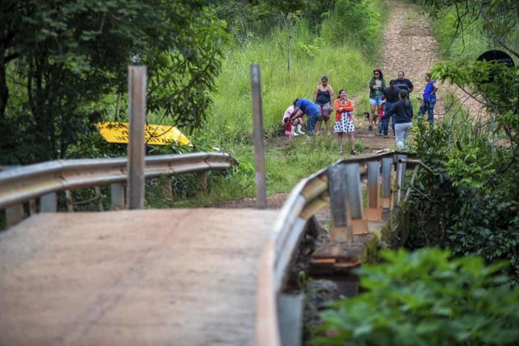 Familias esperam para atrevesar a ponte na região da Ponte Alta sul - Metrópoles