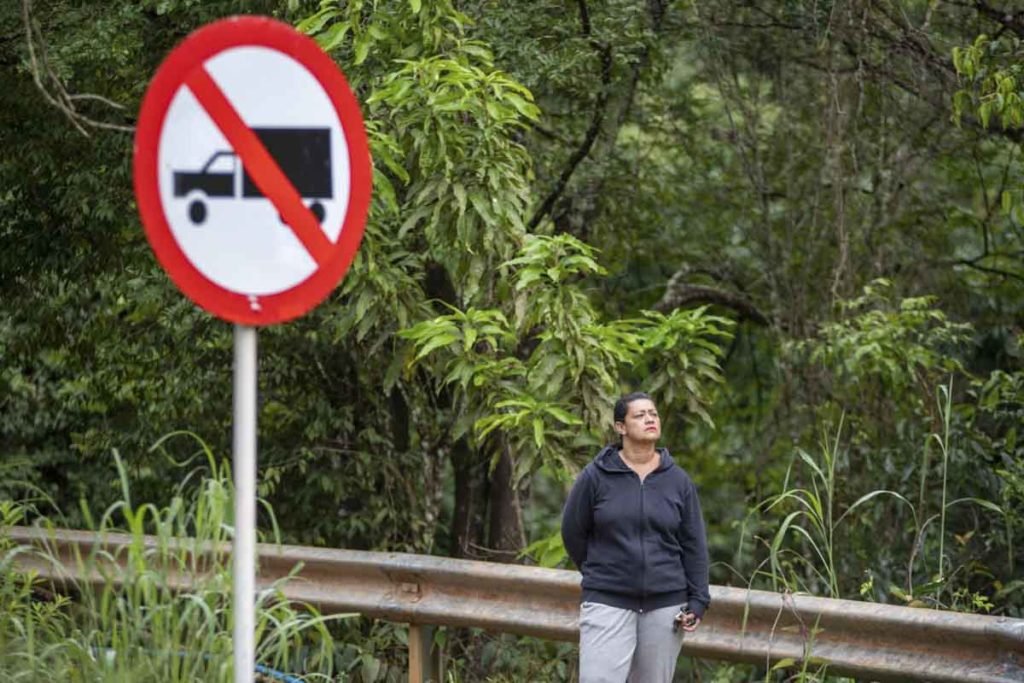 Mulher posam para foto ao lado da ponte na região da Ponte Alta sul - Metrópoles