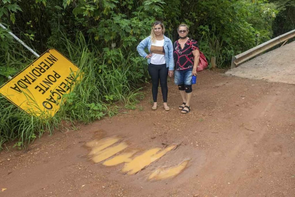 Mulheres posam para foto ao lado da ponte na região da Ponte Alta sul - Metrópoles