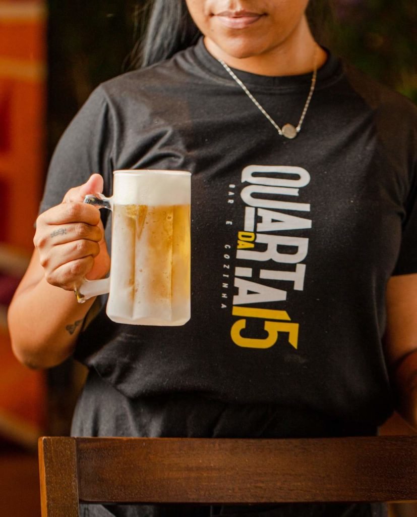 Na foto, uma mulher segurando um chope - Metrópoles