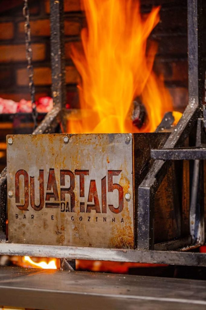 Na foto, uma parrilla com fogo - Metrópoles
