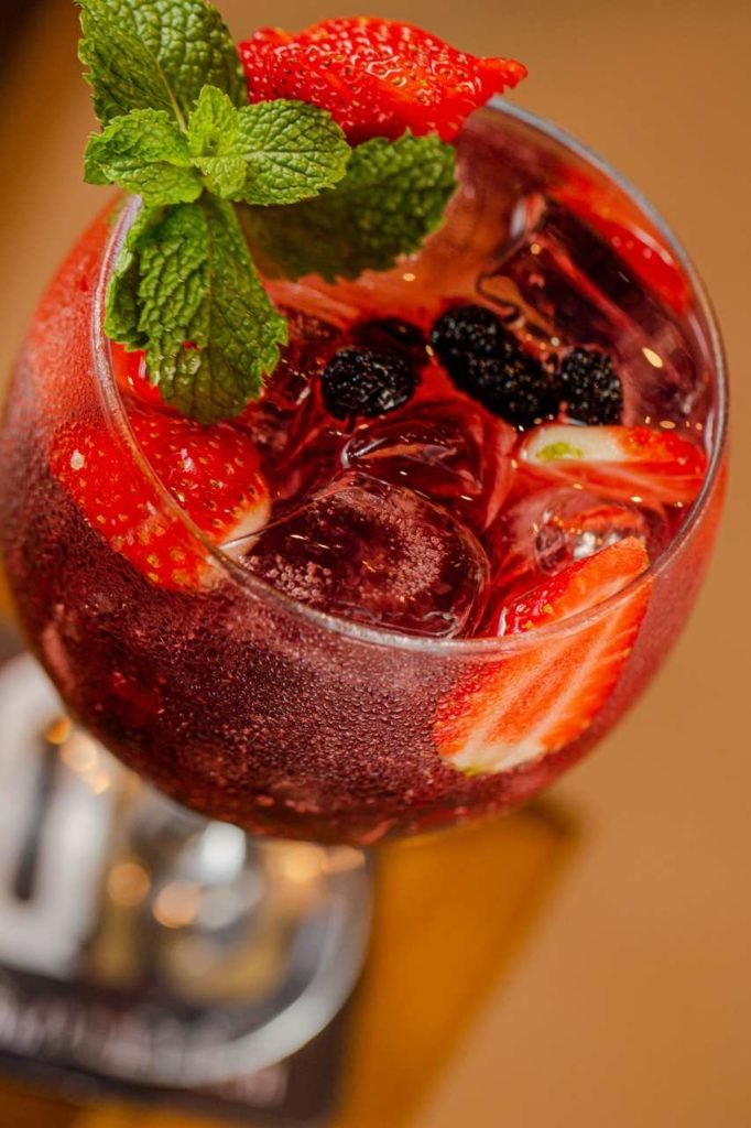 Na foto, um drinque de frutas vermelhas - Metrópoles