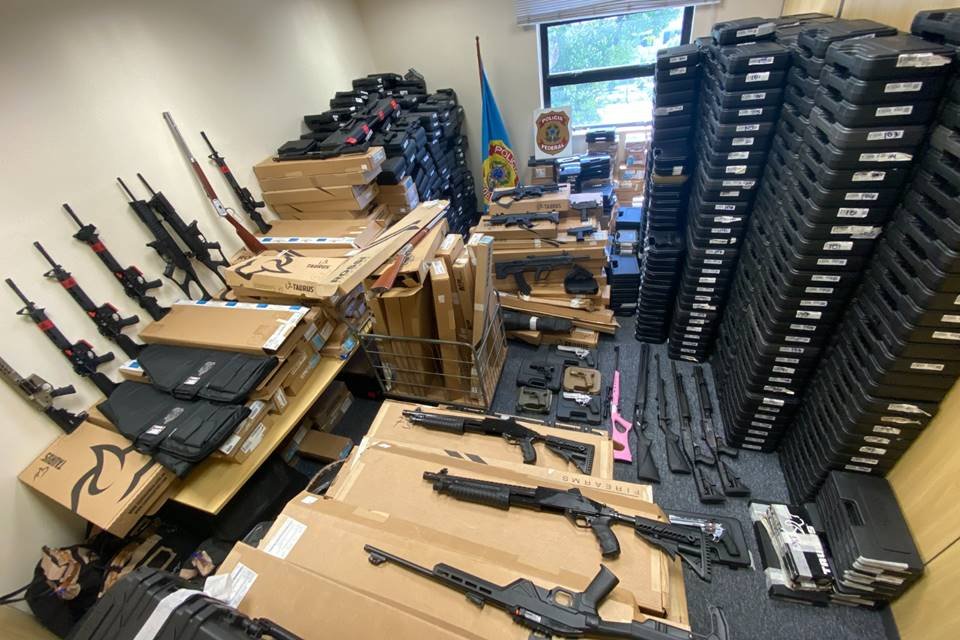 Foto colorida das armas de fogo apreendidas pela Polícia Federal no Rio de Janeiro