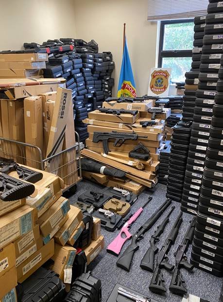 Foto colorida das armas de fogo apreendidas pela Polícia Federal no Rio de Janeiro