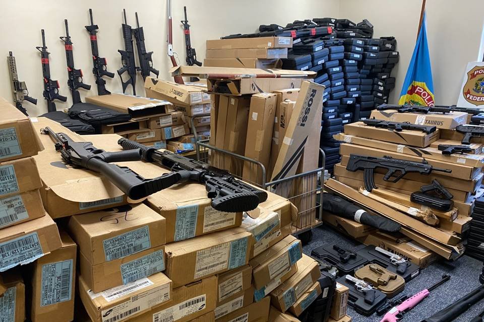 Foto colorida das armas de fogo apreendidas pela Polícia Federal na Operação Desarma III - Metrópoles