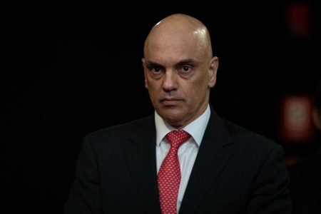 imagem colorida do ministro Alexandre de Moraes, do STF, com um fundo escuro