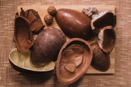 Na foto, vários ovos de páscoa e pedaços de chocolate - Metrópoles