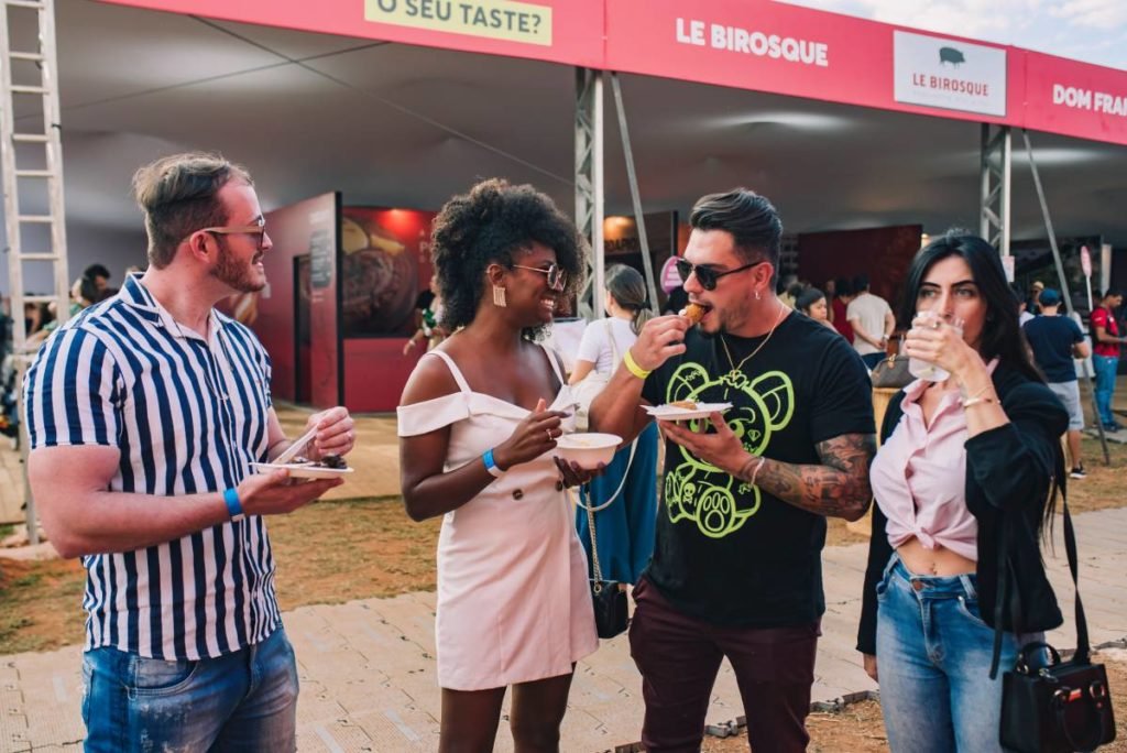 Fotografia colorida mostrando quatro pessoas comendo no Taste Brasília Festival-Metrópoles
