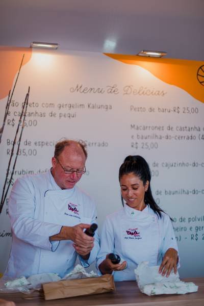 Fotografia colorida mostrando pessoas andando pelo Taste Brasília Festival-Metrópoles
