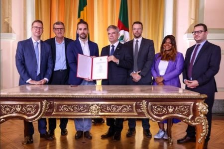 Foto colorida do encontro entre o governador do Rio Grande do Sul, Eduardo Leite, e do Ministério Público do Trabalho para assinar acordo sobre trabalho escravo - Metrópoles