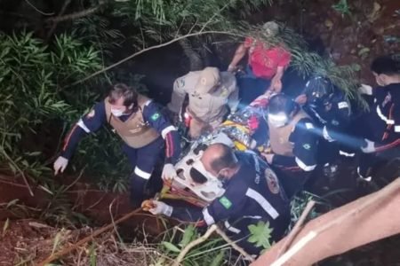 Imgem mostra homem sendo resgatado após ter sido levado a cavar a própria cova - Metrópoles