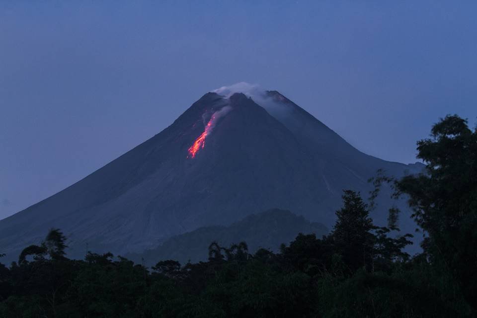 Foto colorida do vulcão Merapi, na Indonésia, que entrou em erupção na última noite (17/3) - Metrópoles