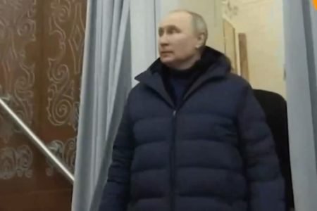 imagem colorida de Vladimir Putin em Mariupol