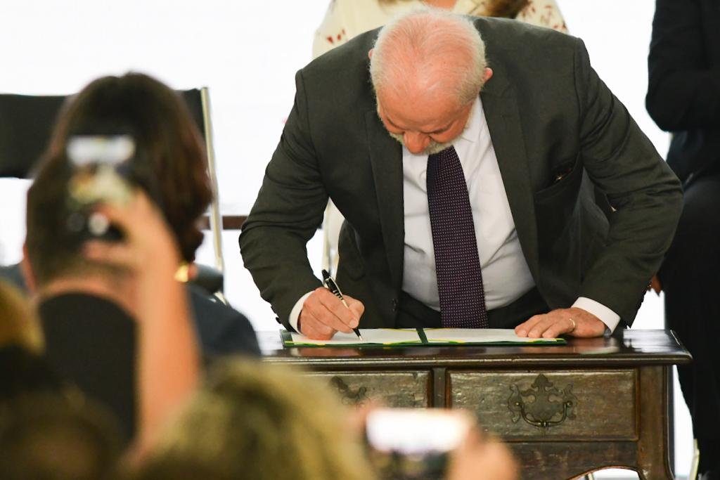 Presidente da República, Luiz Inácio Lula da Silva, assina documento - Metrópoles