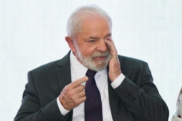 presidente da República, Luiz Inácio Lula da Silva com a mão no rosto - Metrópoles