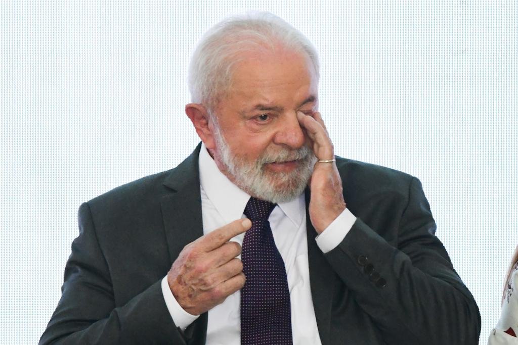 presidente da República, Luiz Inácio Lula da Silva com a mão no rosto - Metrópoles