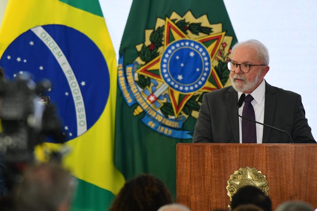 Presidente da República, Luiz Inácio Lula da Silva discursa com brasão da Republica ao fundo - Metrópoles